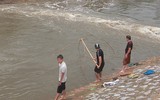 Bất chấp nguy hiểm người dân dùng kích điện bắt cá trên sông Kim Ngưu